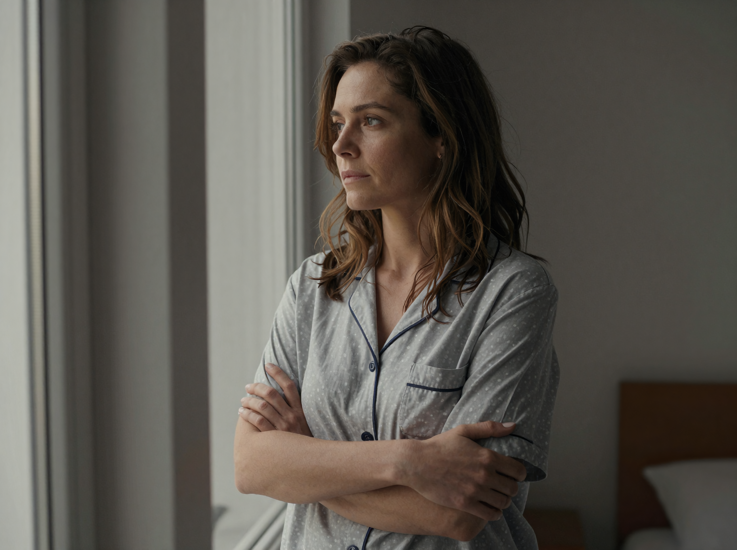 A woman alone in a quiet moment: the invisible weight of carrying everything for everyone else